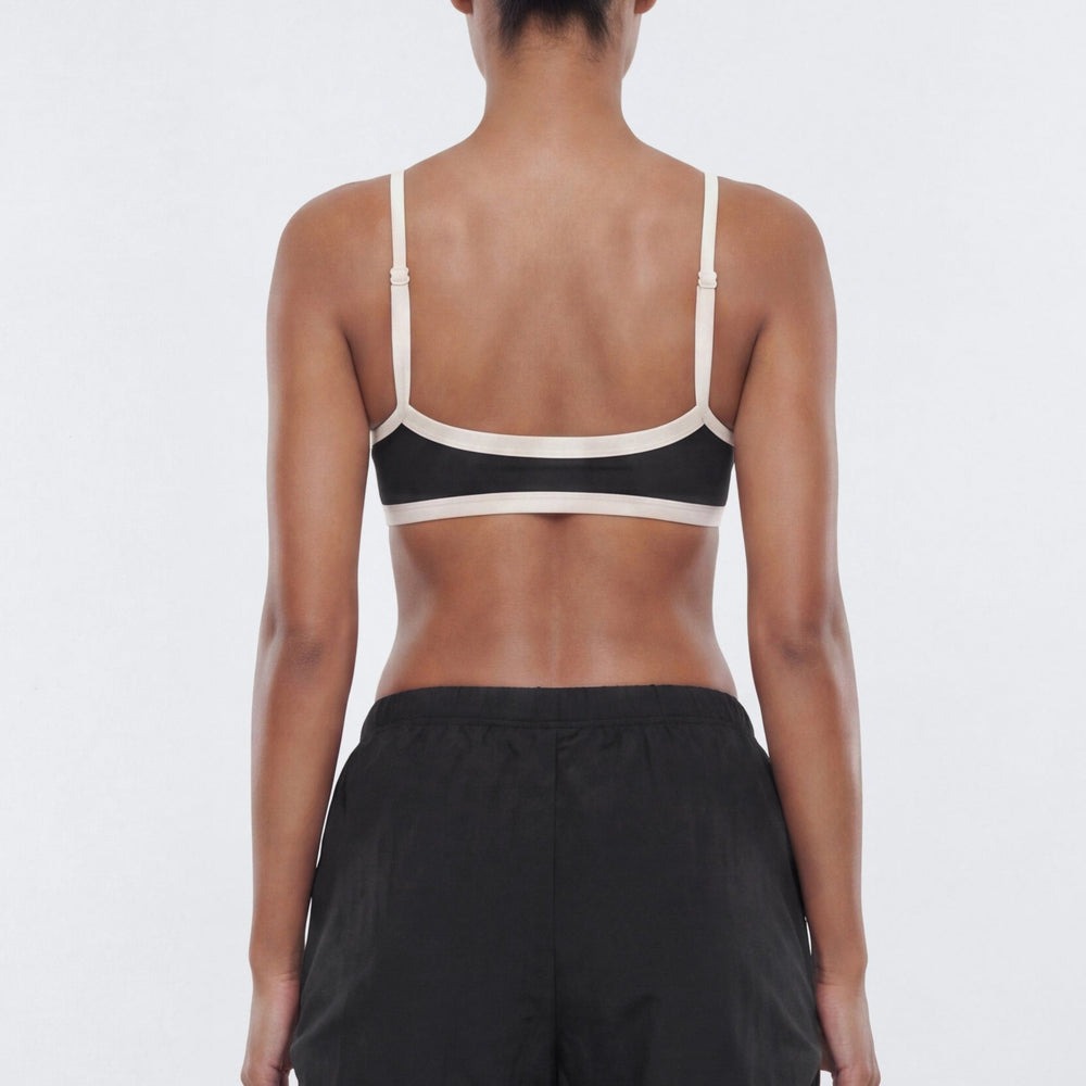 AirSculptâ¢ Contrast Strap Sports Bra